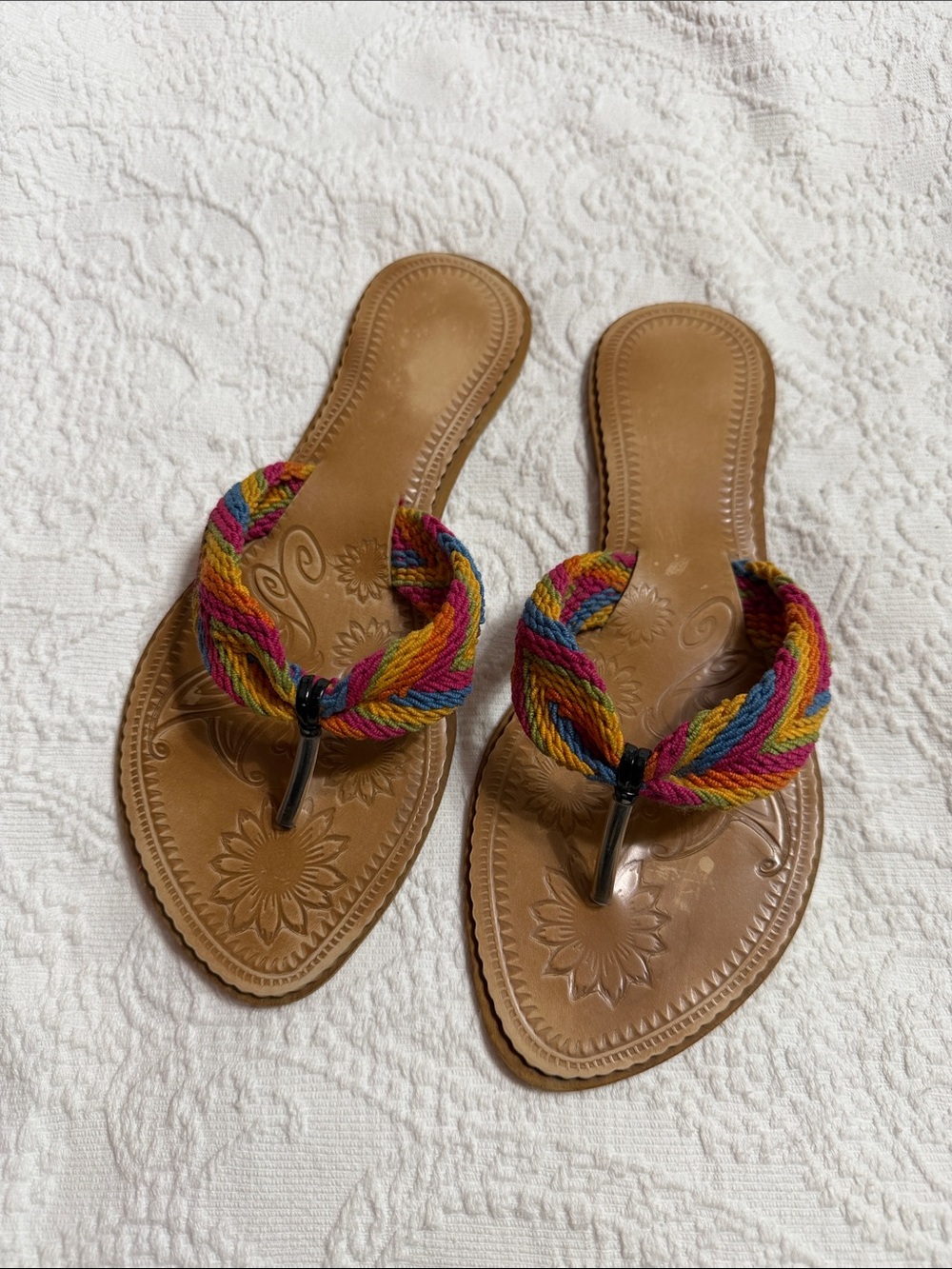 Flip Flops Size 7M Multicolor Braided Strap Embossed